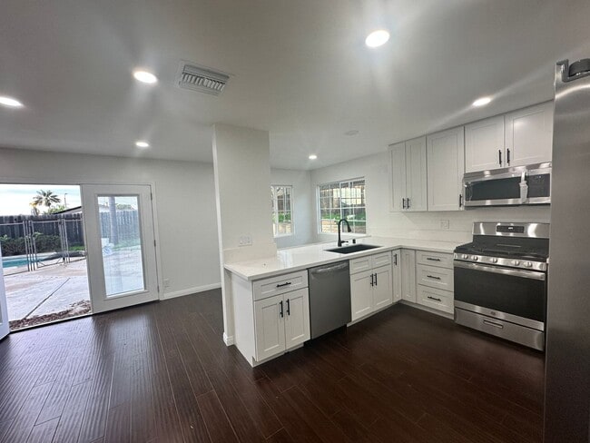 Building Photo - Beautifully Renovated 3-Bed, 2-Bath Home with Pool in Prime Location