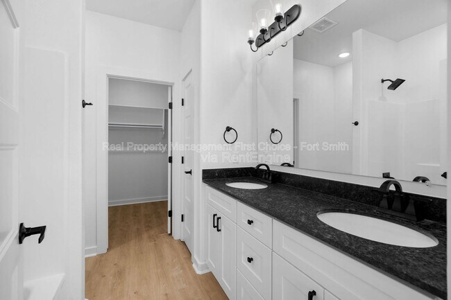 Building Photo - 8701 Cantera Dr