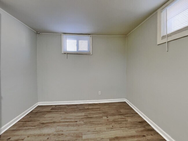 Building Photo - Charming 4-Bed Home in Kansas City with Garage Parking