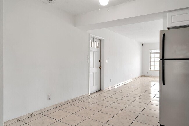 Building Photo - 1049 NW 30th Ct