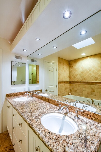 Master Bath - 7301 Vista del Mar