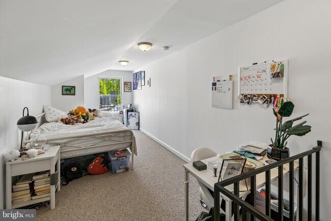 Building Photo - 303 S 11th St