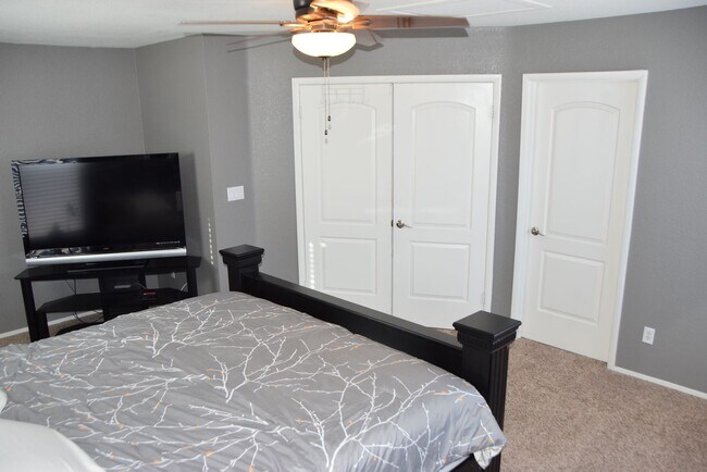 Building Photo - 8765 Country Pines Ave