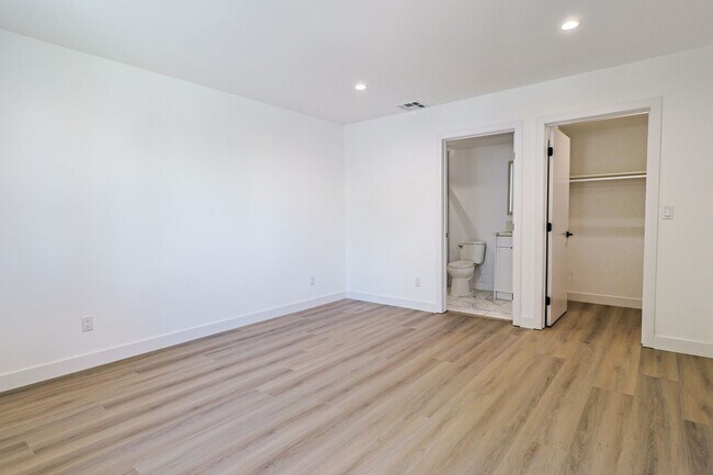 Building Photo - 2419 Carmona Ave