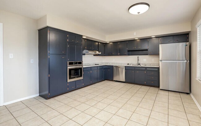 Building Photo - 305 Lakeshore Dr