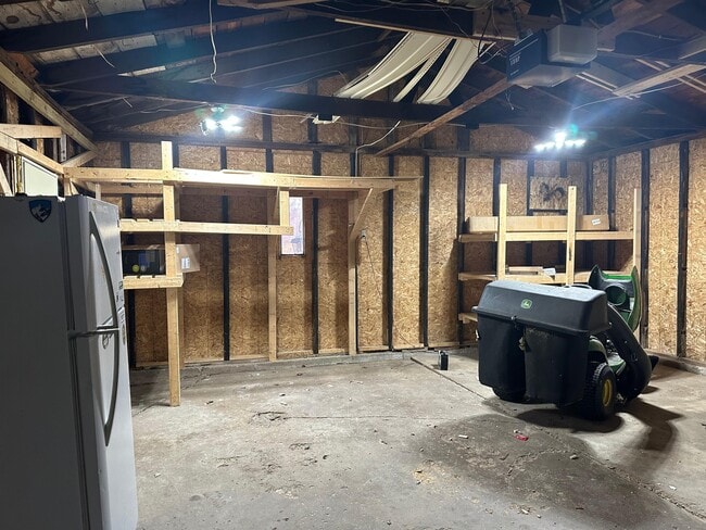 Building Photo - 962 Lakeview Dr