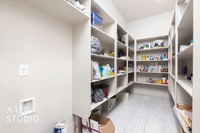 Building Photo - Fully Furnished Gorgeous 5 bed 4 bath with...