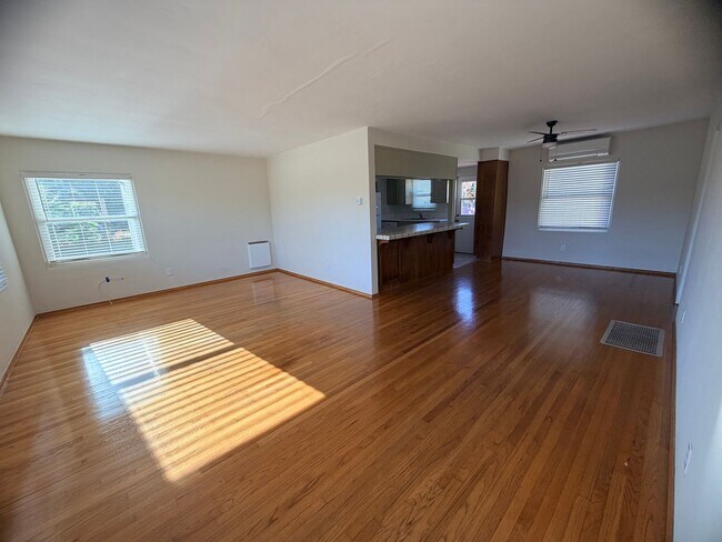 Building Photo - Lovely 2 bedroom with attached Garage