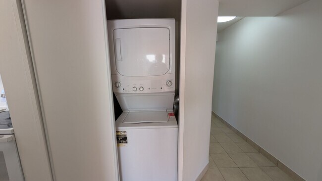 Building Photo - Newly remodeled Large 3 bed/2 bath/2 parking end unit with ocean and city views