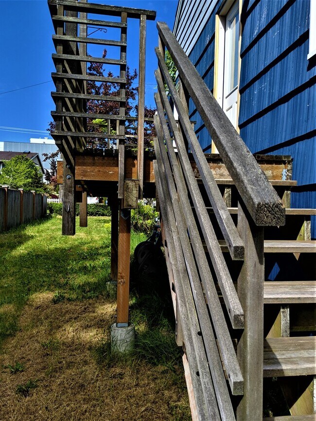 Building Photo - Charming 2-Bedroom Home in West Seattle-Off Street Parking- Large Outdoor Space