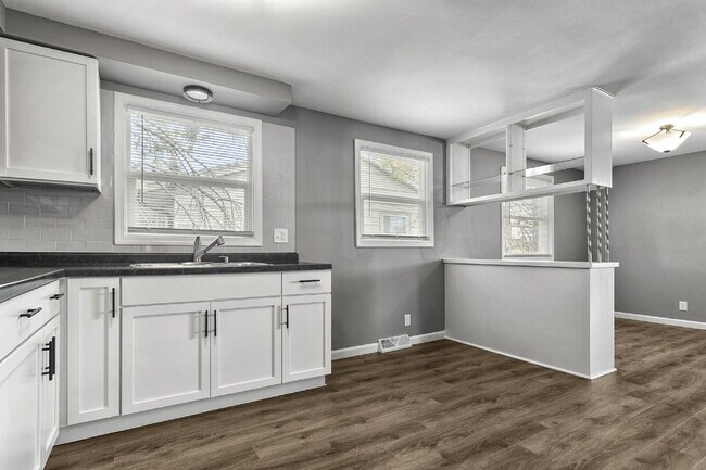 Building Photo - Big, Bold, and Beautiful Upper Unit!