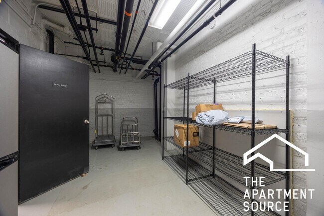 Building Photo - 1140 N La Salle Dr