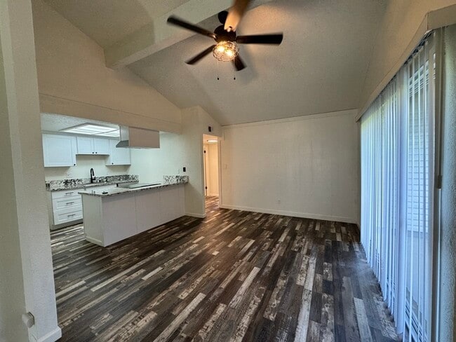 Building Photo - Adorable UPDATED 2bd/2bth duplex in Sacramento!