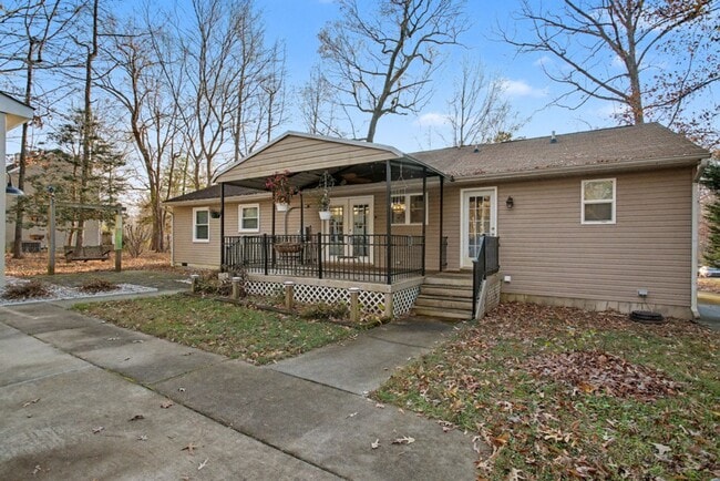 Building Photo - 4 bedrooms with 2 ensuites-close to shopping.