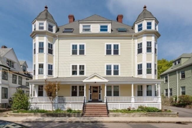 Building Photo - Large Unit in brookline Village, In-Unit Washer and Dryer, One Parking Space is Included
