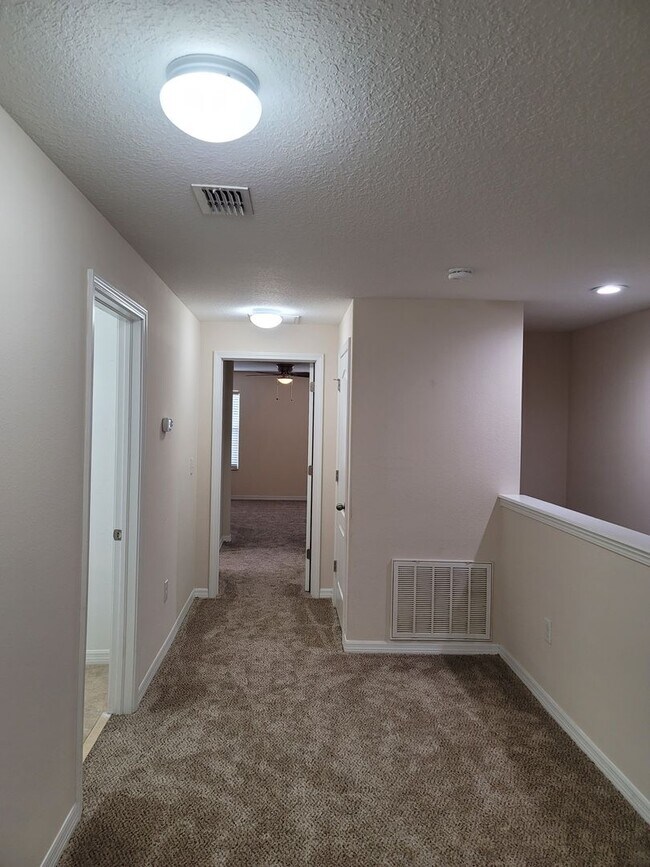 Building Photo - Beautiful Townhome in the Heart of New Tampa!