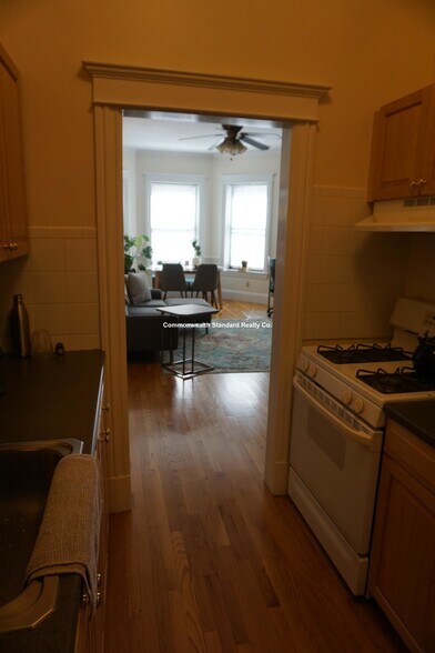 Building Photo - 871 Beacon St