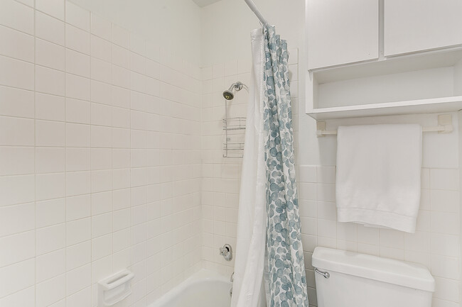 Shower/tub combo - 4901 Bryce Ave