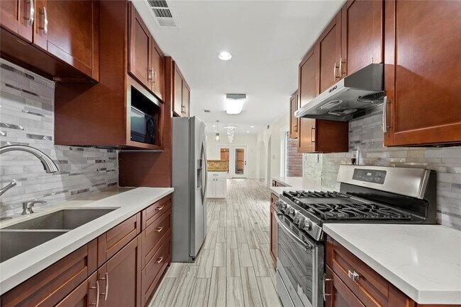 Building Photo - 201 Vanderpool Ln