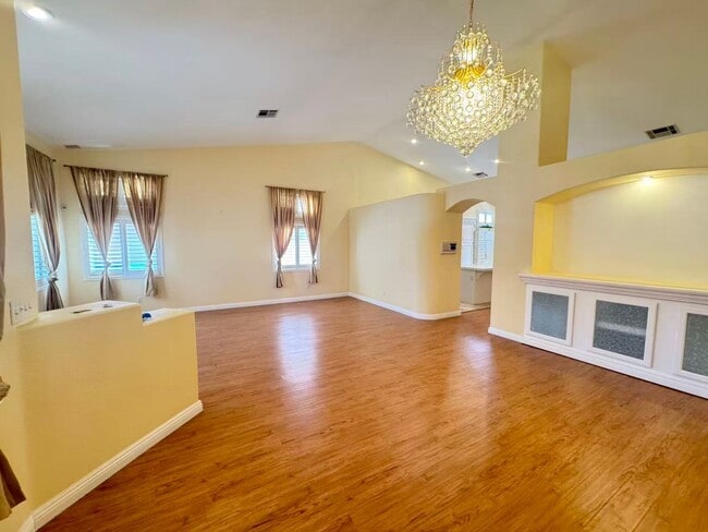 Building Photo - Charming single-story house with 3 beds and 2 baths