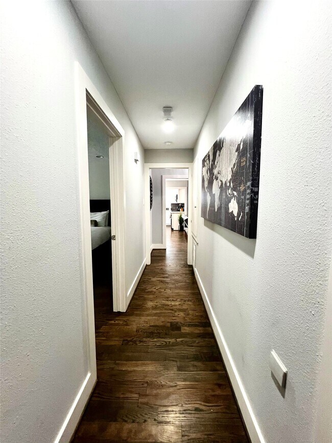 Building Photo - 5719 Viking Dr