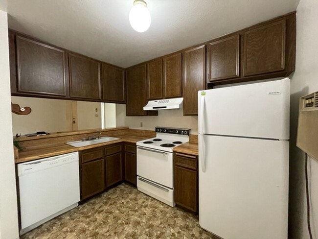 Building Photo - 1 Bedroom 1 Bathroom Single Story Condo on...