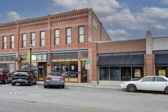 Building Photo - 327 E Walnut St