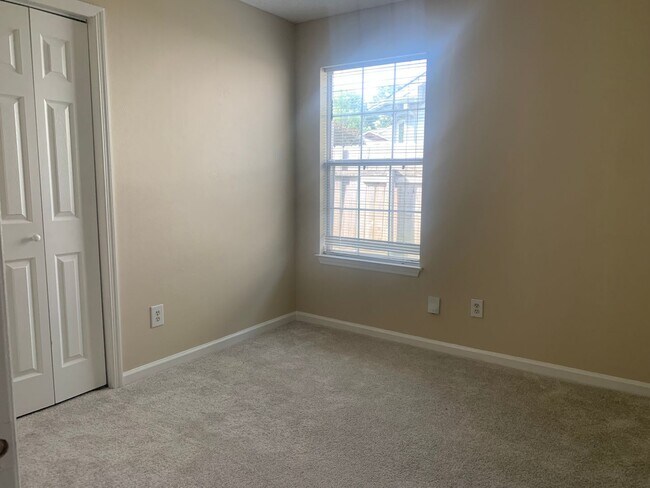 Building Photo - Move-in Ready!