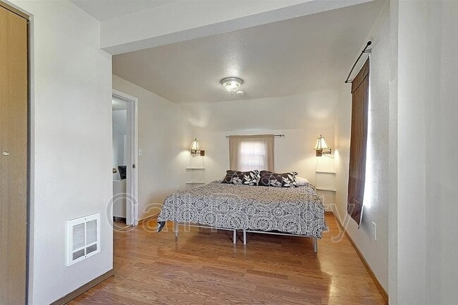 Building Photo - 2423 E Everett Ave