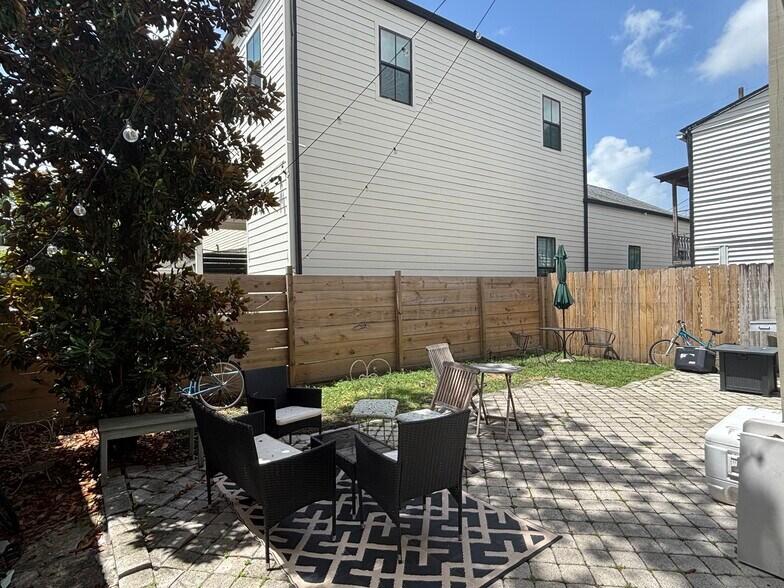 Shared back yard - 3908 Camp St