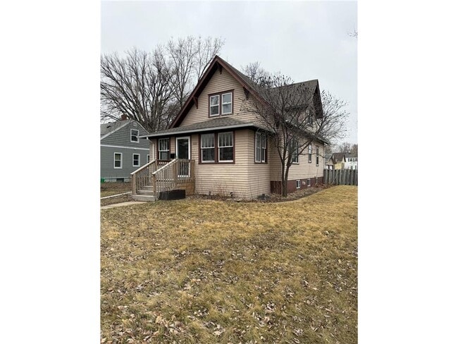 Building Photo - 1001 4th St S