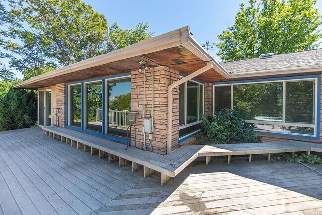 Building Photo - Spacious 3 bed 3 bath home