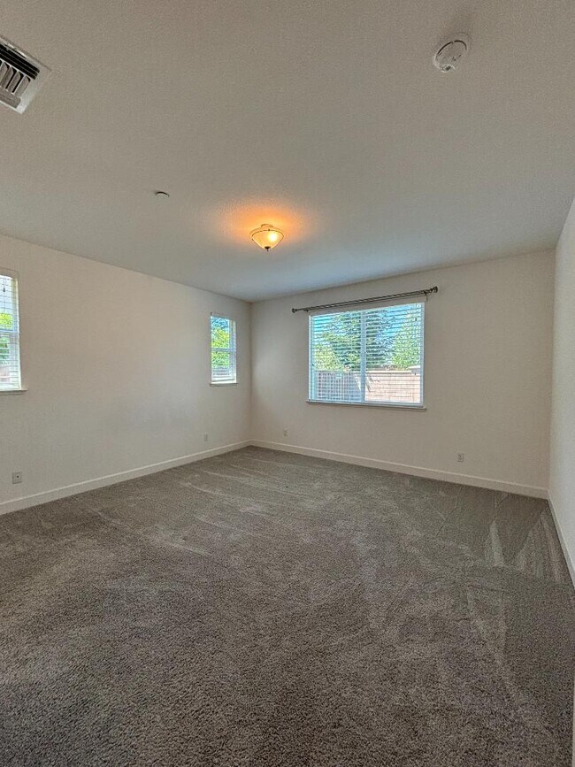 Building Photo - 402 Crimson Cir