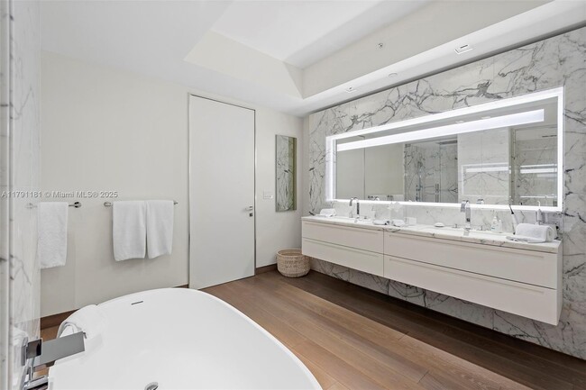 Building Photo - 7055 Fisher Island Dr