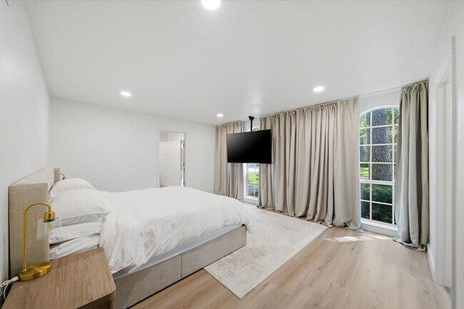 Building Photo - 5610 Court of Lions St