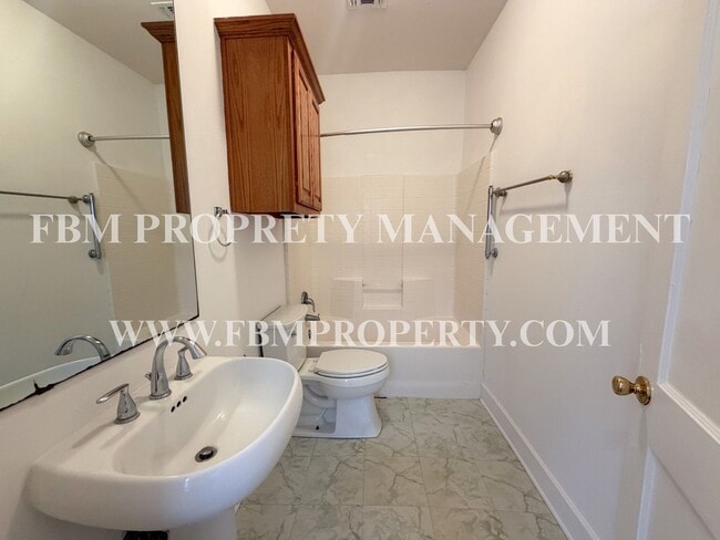 Building Photo - 310 E Parks Ave