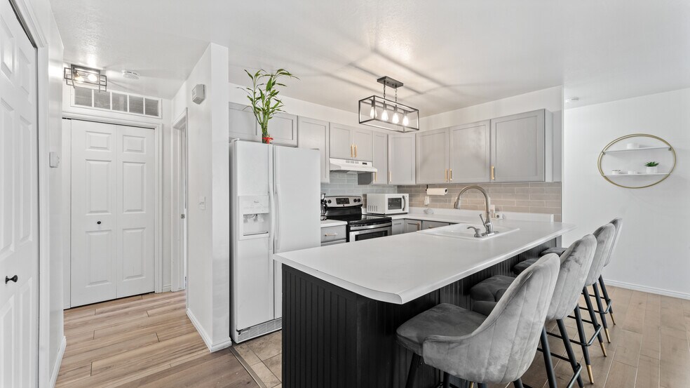 Building Photo - 9225 S Jefferson Cv