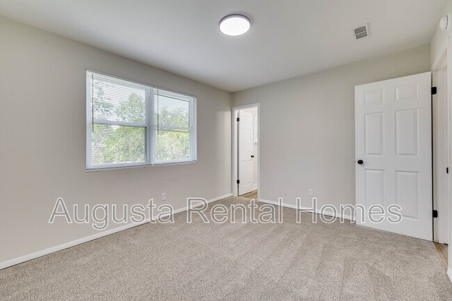 Building Photo - 2404 Southdale Dr