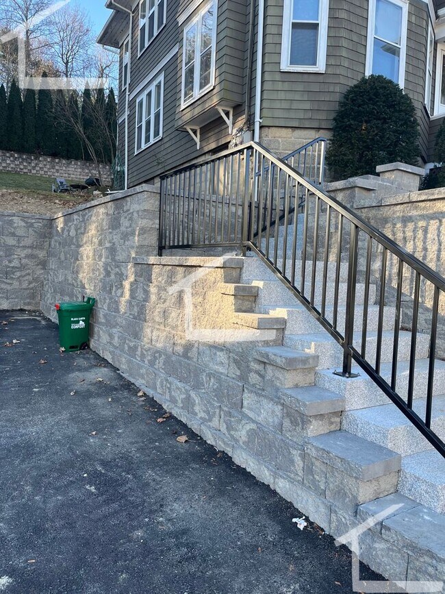 Building Photo - Brighton 3Bed / 1Bath with Laundry in unit...