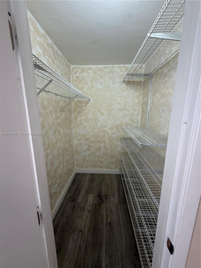 Building Photo - 1340 Lincoln Rd