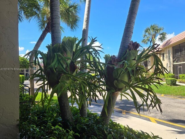 Building Photo - 302 Lakeview Dr