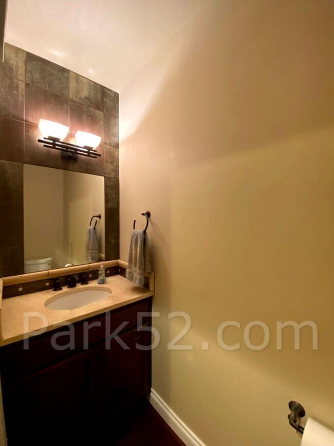 Building Photo - 1 Bed 1.5 Bath Theater District Condo + Amenities