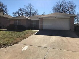 Building Photo - 6414 Woods Edge Dr