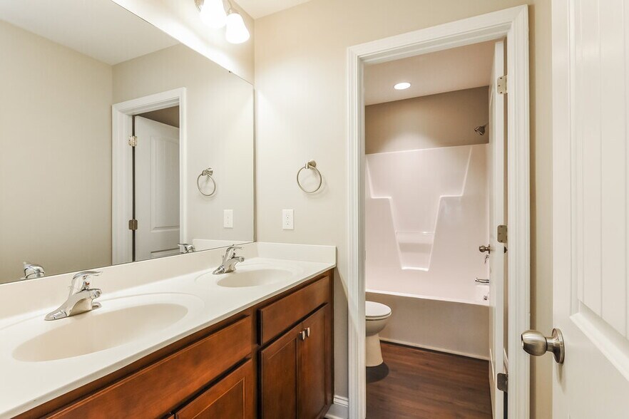 Building Photo - 180 Davelyn Ct