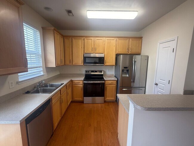 Building Photo - 3 bedroom 2.5 bathroom Fieldstone Townhouse in Fort Mill!