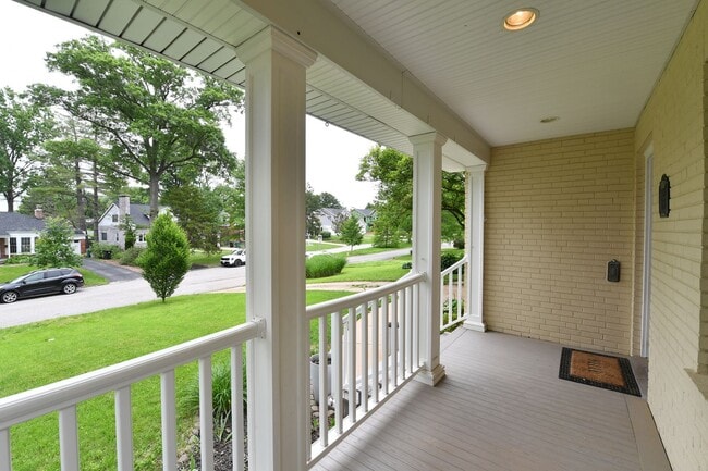 Building Photo - Kirkwood 5 bedroom / 3 full bathroom home