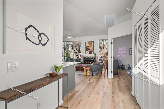 Building Photo - Elegant One-Level Lake Oswego Home with Vaulted Great Room & Garden Patio