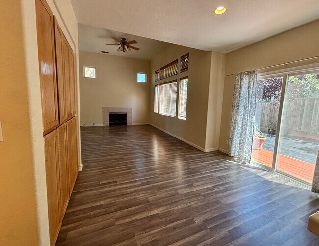 Building Photo - Charming 3 bedroom 2.5 Bath Home!