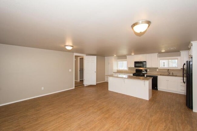 Building Photo - 1/1 Retreat! Very Spacious Open Floor Plan!