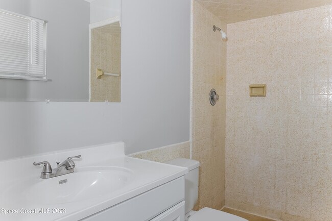 Building Photo - 159 NW Avens St